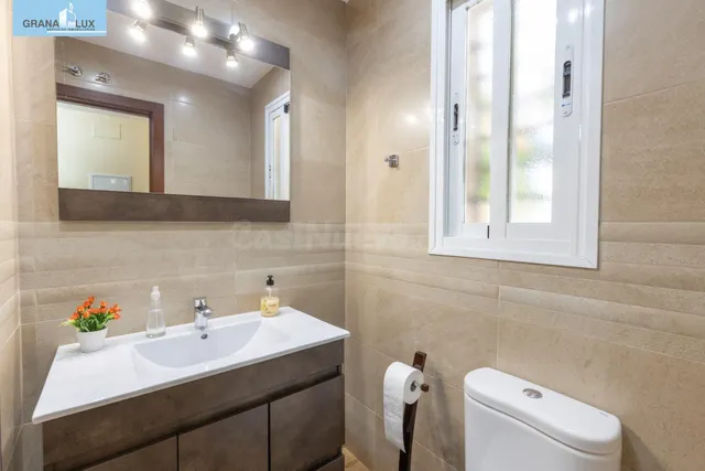 ¡EXCLUSIVA VIVIENDA UNIFAMILIAR CON PATIO PRIVADO EN ARMILLA - foto 5