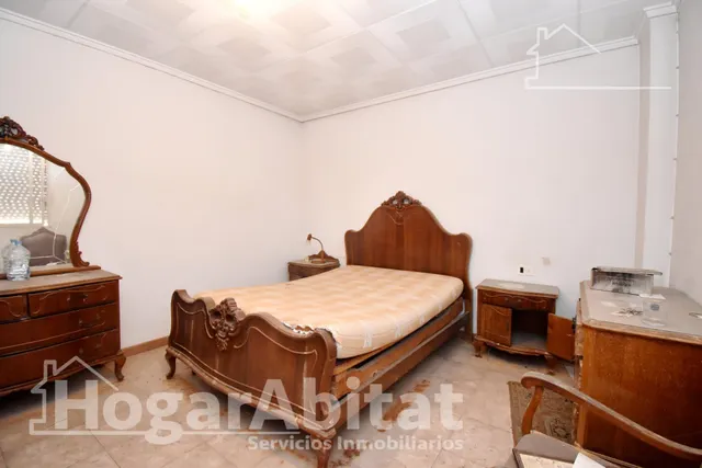 ESPACIOSA CASA CON LOCAL COMERCIAL, DOS TERRAZAS Y BALCÓN — 9
