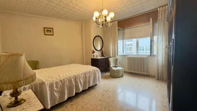 ¡Tu nuevo hogar en este encantador piso en un edificio con carácter del año 1975 y 4 habitaciones! — 13