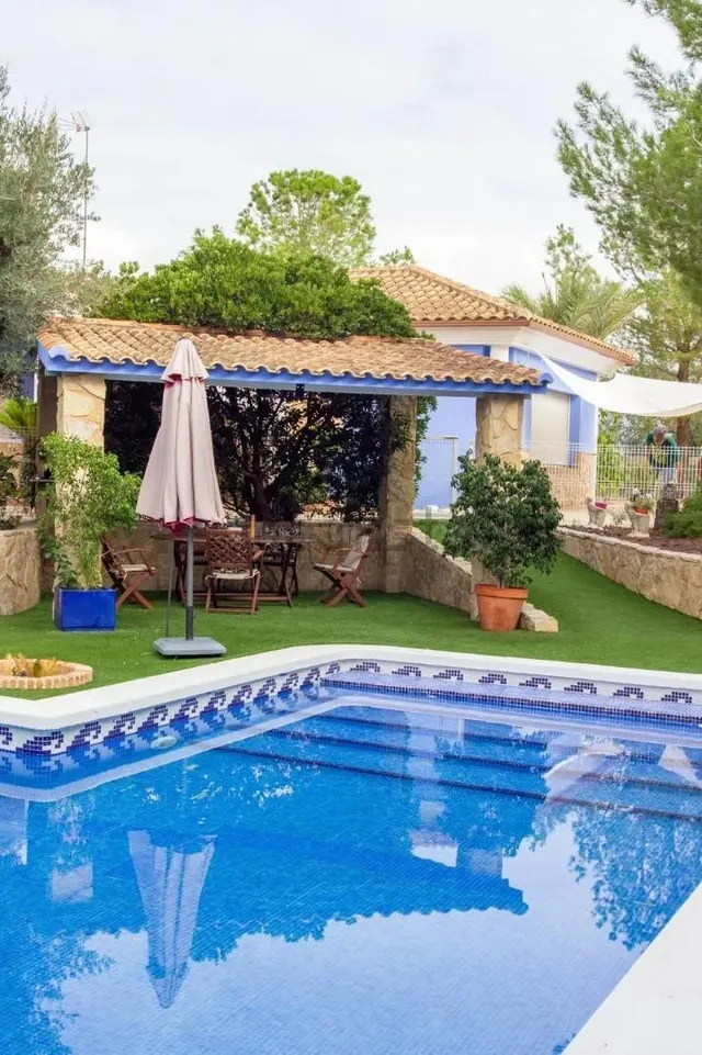 EXCLUSIVA VILLA INDEPENDIENTE CON PARCELA DE 1.340 m2 Y PISC - foto 2