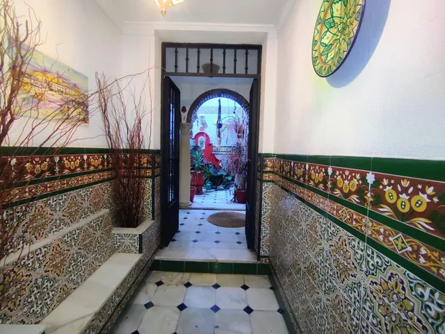 ESTUPENDA CASA, JUNTO A LA CORREDERA CON GARAJE, CON MUCHAS  - foto 2