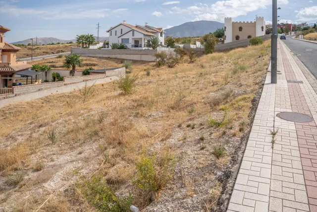 Terreno urbano de 750 m2 en Altos de La Zubia. Parcela 17, manzana M — 15