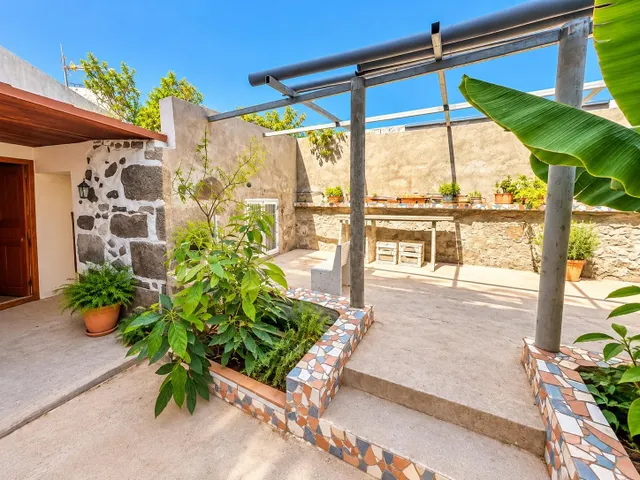 Casa de dos plantas con patio, azotea y múltiples posibilidades en Trujillo, Moya — 25
