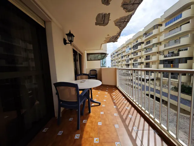 PISO CENTRICO EN FUENGIROLA CON VISTAS LATERALES AL PUERTO JUNTO A LA PLAYA. PERFECTO ESTADO — 28