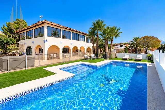 VILLA MEDITERRÁNEA CON GRAN PARCELA, PISCINA Y ESPACIO PARA TODA LA FAMILIA ☀️ — 2