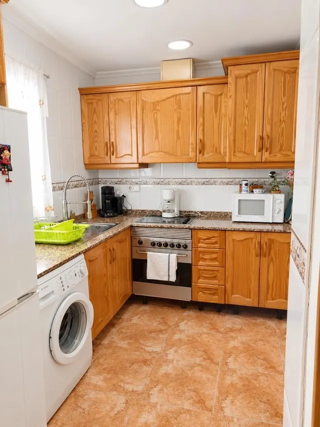 Bonito piso de 2 habitaciones con piscina comunitaria cerca del centro de Torrevieja. — 8