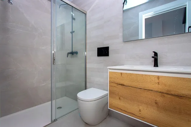 Apartamento moderno con vista lateral al mar, 2 dormitorios, 2 baños, piscina en el solárium con Vistas al Mar,  a unos 2 minutos a pie de la Playa del Cura — 13