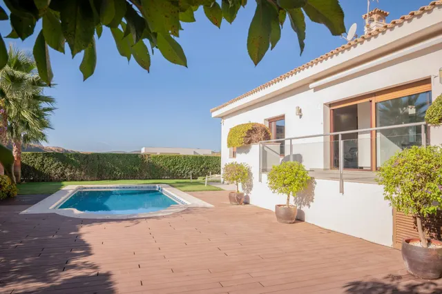 Exclusiva casa de lujo con piscina privada en un entorno tranquilo y selecto — 25