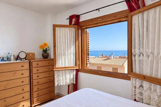 Bungalow adosado de tres plantas con vistas al mar — 22