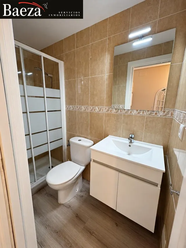 Bungalow totalmente reformado en venta, con piscina comunitaria, porche y garaje privado — 13