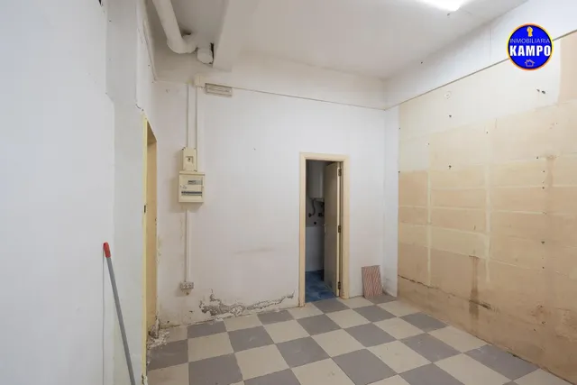 SE ALQUILA LOCAL EN  IRUN , CALLE SAN ISIDRO LABRADOR — 11