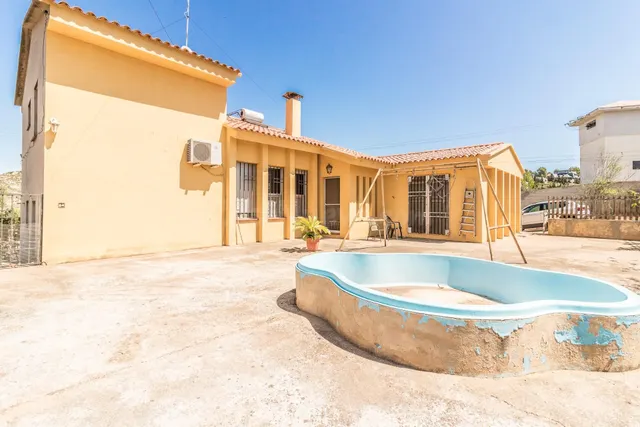 CHALET URBANO CON PISCINA, PISTA DE TENIS Y DE FRONTÓN - foto 2