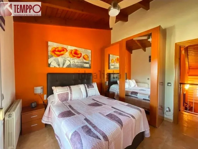 Chalet independiente con piscina privada, 5 dormitorios y placas solares en parcela de 450 m2 — 17
