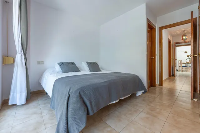 Piso familiar de 4 dormitorios con dos terrazas y piscina en el centro de Fuengirola — 11