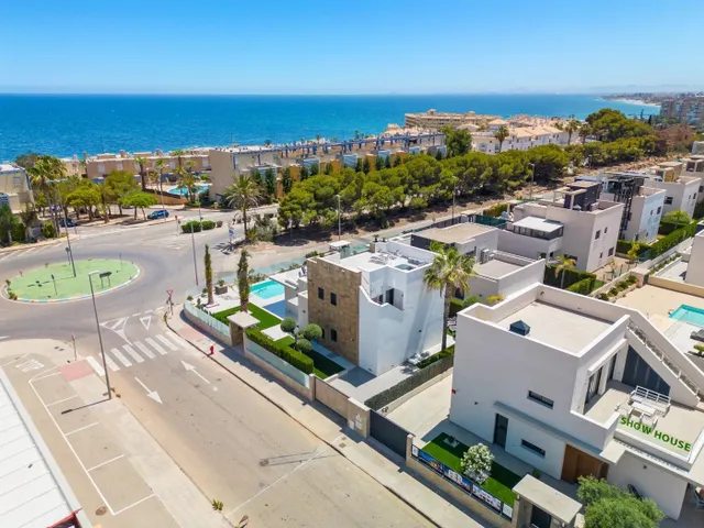 Lujosa villa de obra nueva a un paso de la playa de Campoamo - foto 5