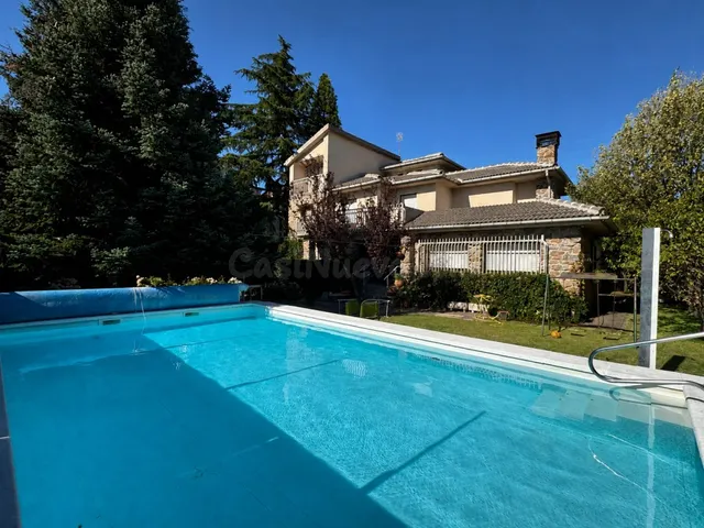 Casa-Chalet en Venta en Navas De Riofrio Segovia — 45