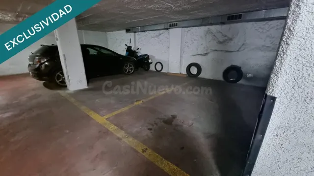 Plaza de parking para coche mediano.