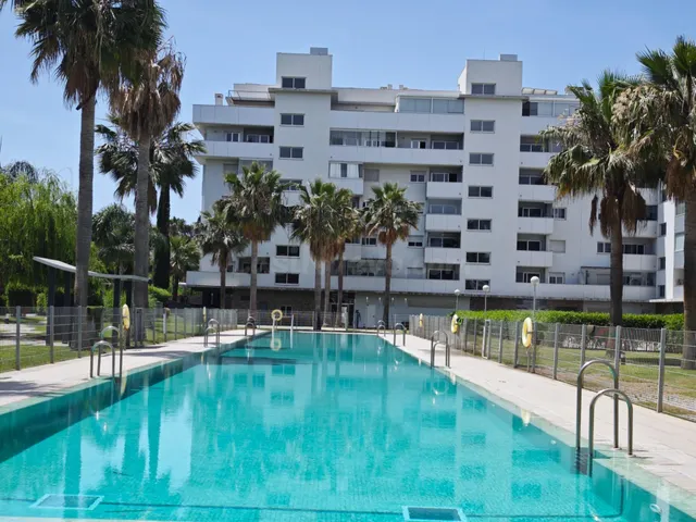 FUENGIROLA PISO 3 DORMITORIOS, 2 BAÑOS, TERRAZA, 2 PLAZAS PA - foto 2