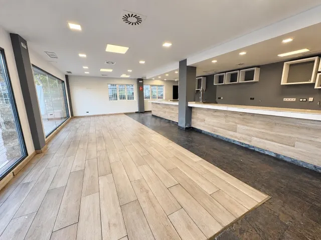 Local comercial 1 habitación 185m² en alquiler - Valdelacasa — 2
