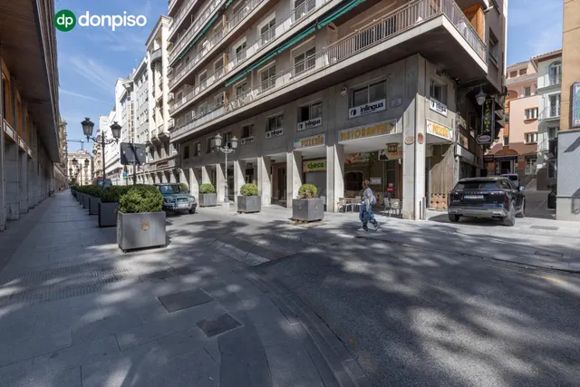 LOCAL COMERCIAL JUNTO A ÁNGEL GANIVET | ESPACIO Y UBICACIÓN.