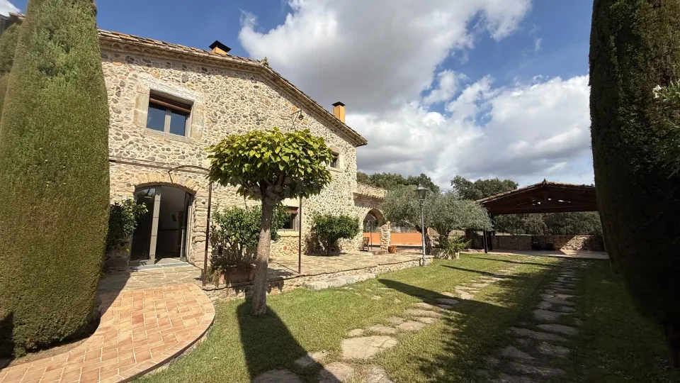EXCLUSIVA CASA RÚSTICA CON JARDÍN, PISCINA Y VISTAS ABIERTAS