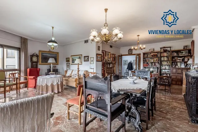 Pisazo en paseo del salón - Granada — 8