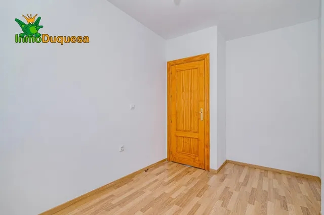 Casa adosada CASI A ESTRENAR en Belicena. Con 4 dormitorios. — 37