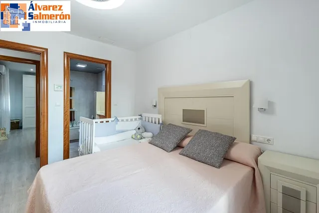 Amplia casa de 182 m2 con patio, gran sótano y a menos de 5 minutos del metro — 18