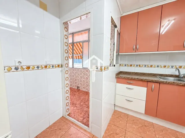 PISO EN VENTA EN ALICANTE. ZONA DE LA FLORIDA. 134m2 CON 4 habitaciones DOBLES, 2 BAÑOS COMPLETOS, TERCERA PLANTA CON ASCNESOR, TERRAZA Y DESPENSA. — 18
