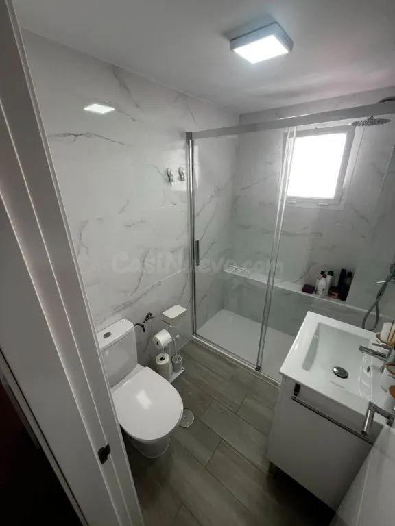 Luminoso piso reformado con terraza y piscina en pleno centro ciudad — 24