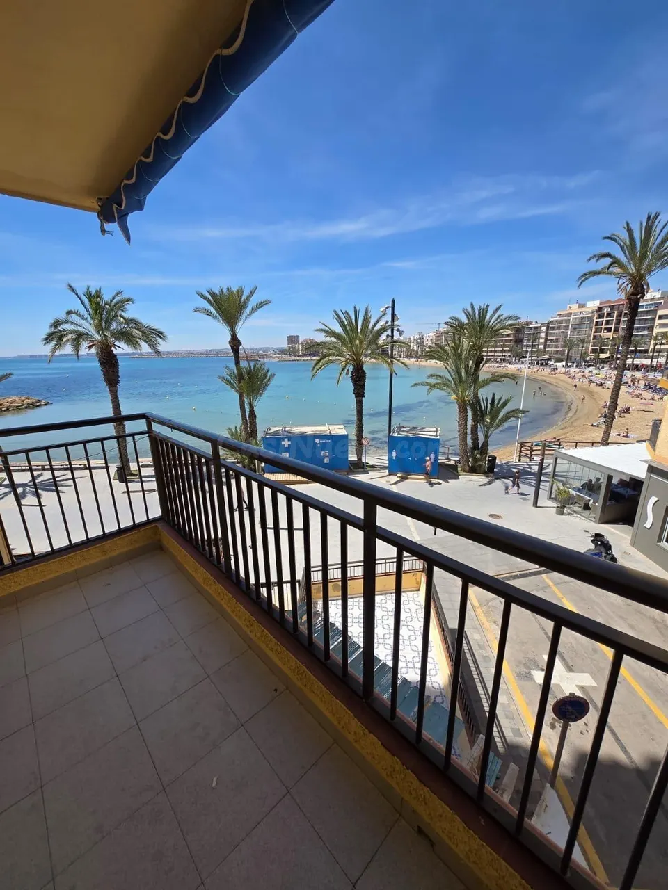 MAGNIFICA VIVIENDA EN PRIMERA LINEA DE PLAYA Y CON PISCINA COMUNITARIA, IDEAL PARA VIVIR TODO EL AÑO
