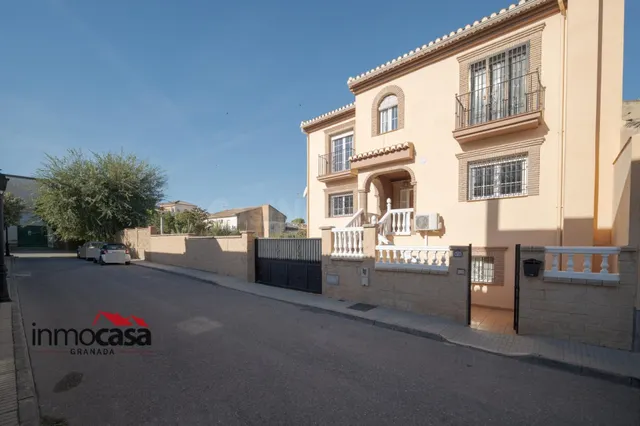 ESPECTACULAR VIVIENDA PAREADA CON PISCINA Y AMPLIO PATIO EN  - foto 3