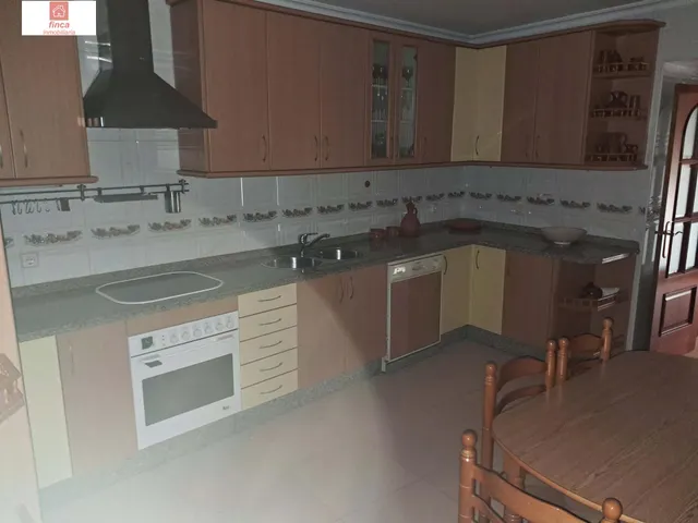 Se vende vivienda doble en Montijo, zona centro, plaza santa clara, a tres calles, con garaje y piscina — 34