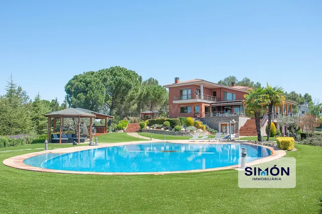 ¡Exclusiva VILLA con vistas y todo lujo de detalles!