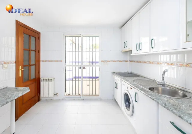 Vive en el corazón de Armilla: 4 dormitorios, patio, terraza y garaje — 8