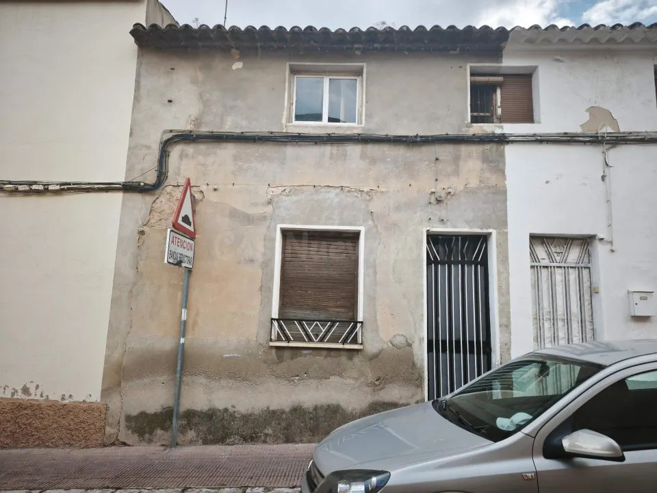 Oportunidad en Almansa: Casa para Reformar en San Roque por solo €35,000