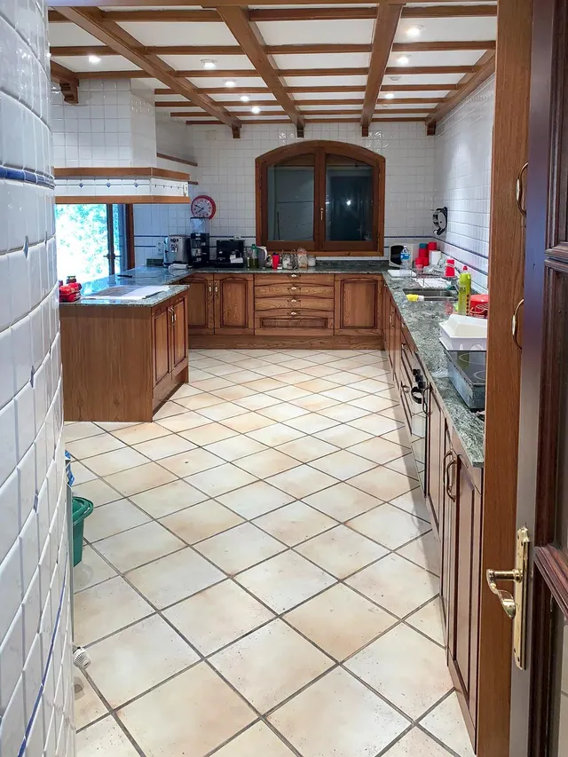 Finca rústica singular en parcela de 2.296 m2 con piscina, amplio garaje y pista de tenis. — 38