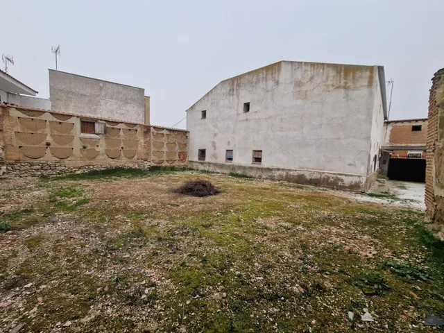 AOC CONSULTORA, VENDE CASA DE PUEBLO CON MUCHISIMO POTENCIAL
