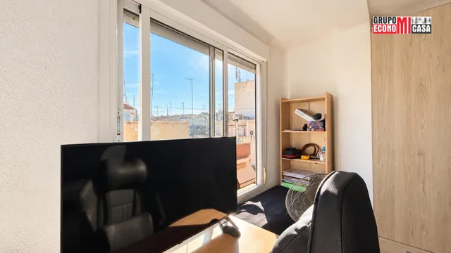 Vivienda de 3 dormitorios con balcón en Plaza Madrid, Elche (Alicante) — 8