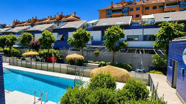 ✨ Vive el alquiler de lujo en esta urbanización privada - AL