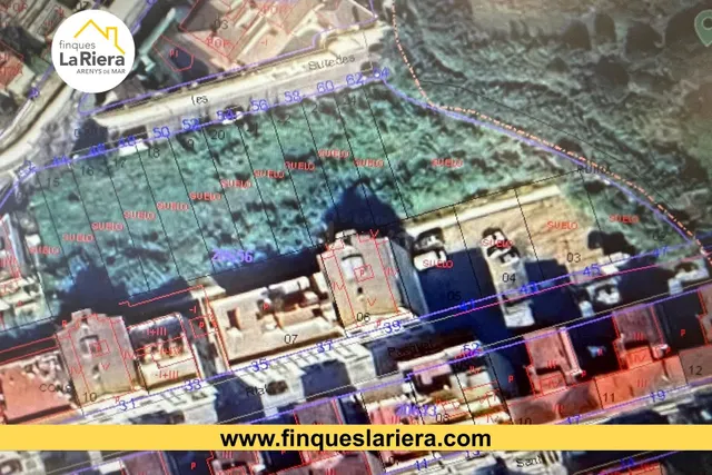 SOLAR A DOS CALLES PARA EDIFICAR 8 CASAS PAREADAS Y UN EDIFI