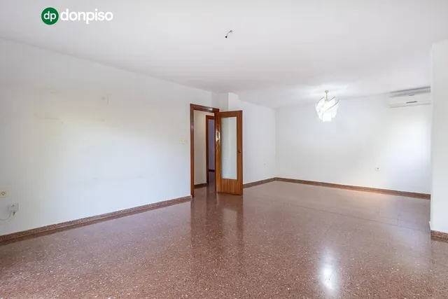 Piso con plaza de garaje cerrada junto a La Inmaculada, frente al río Genil. — 11