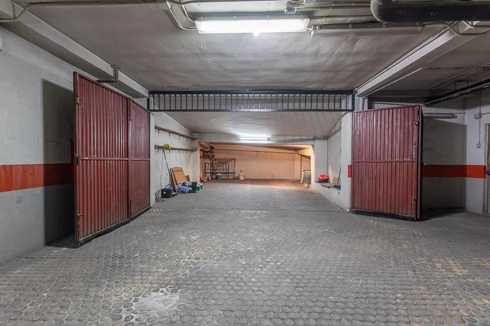 Gran Cochera Cerrada en el Centro de Granada