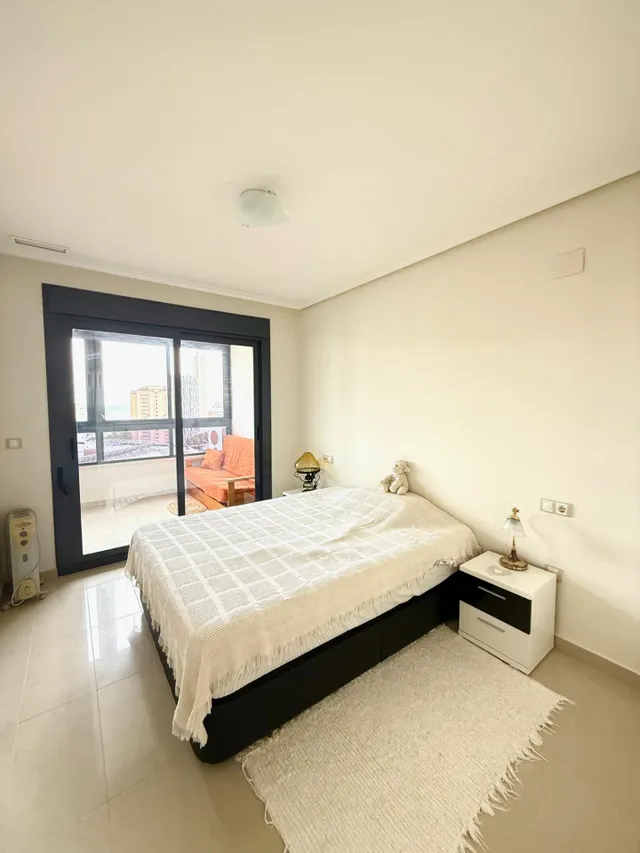 Apartamento en Benidorm con vistas panorámicas, gran terraza acristalada y urbanización con piscinas — 9
