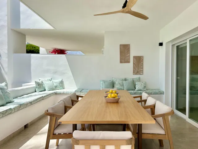 Espectacular vivienda reformada con jardín privado en Palm Beach, Marbella — 16
