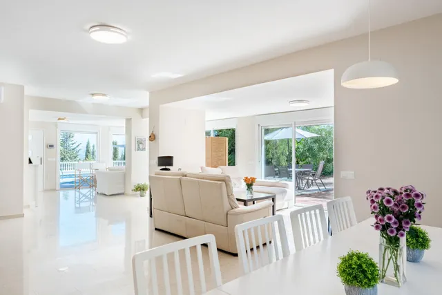 CHALET INDEPENDIENTE DE UNA SOLA PLANTA CON PISCINA — 18