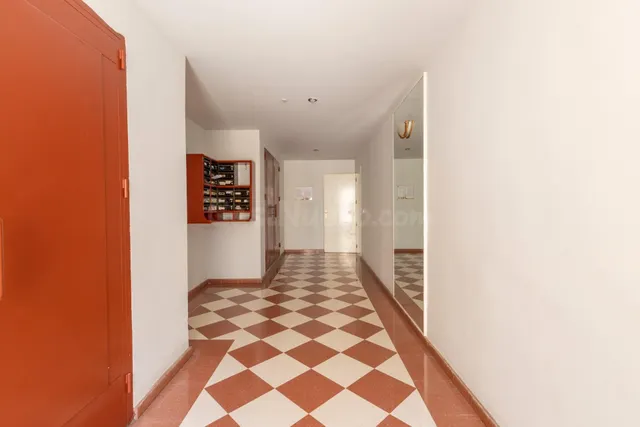 Amplia vivienda VPO con terraza, garaje y excelente ubicació - foto 2