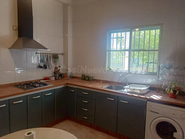 CHALET CON TERRAZA Y ZONA COMUNITARIA A SOLO 4 MINUTOS DE AL - foto 5