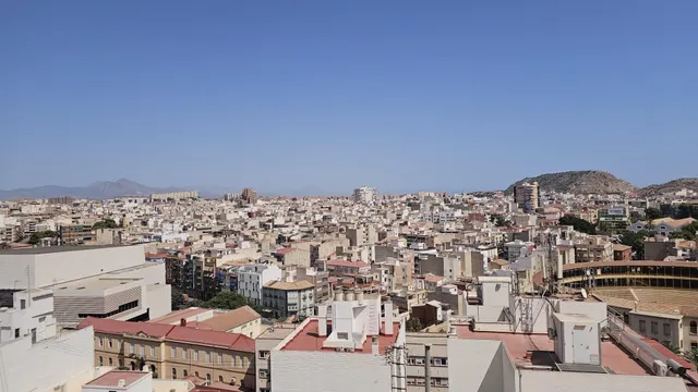 Amplia vivienda de 159 m2 con vistas panorámicas a los dos castillos de Alicante y plaza de garaje — 32