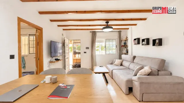 Chalet adosado de 2 dormitorios con terraza, piscina y sol d - foto 3